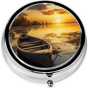 River Sunset Houten boot bedrukt ronde pillendoos, klikdeksels, reizen pillendoos, mini draagbare lange termijn opslag pillenorganizer voor het dragen in zakken, portefeuilles, reizen, werk