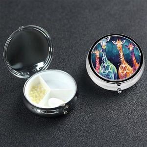 Kleurrijke Giraffe Fans Lovers Pil Box 3 Compartiment Ronde Draagbare Pil Case voor Pocket of Portemonnee Pil Houder Wekelijkse Pil Organizer Decoratieve Metalen Geneeskunde Vitamine Organizer Reizen