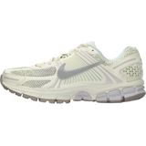 Nike - Zoom Vomero 5 - Sneakers - Wit