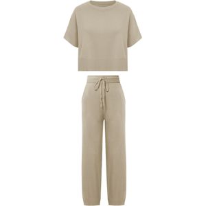 Imily Bela Huispak  kaki