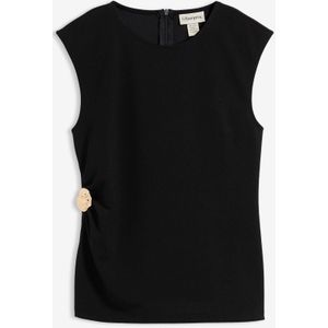 Top van crêpe met decoratieve gesp