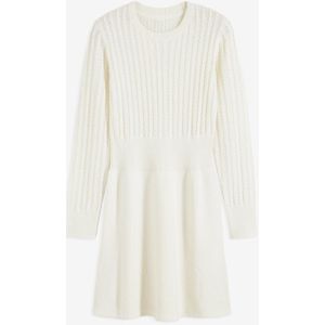Wijd uitlopende, gebreide jurk met kabelpatroon