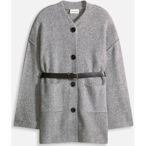 Korte gebreide jas met een ceintuur