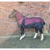 Winterdeken - QHP Winterdeken turnout met hals 300gr Bordeaux Bovenlengte: 60 cm & Onderlengte: 90 cm