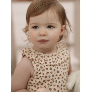 Bedrukt babyhemdje met ruches aan de kraag vanille