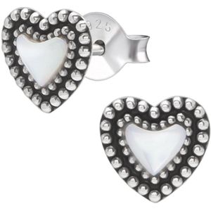 Zilveren oorstekers, parelmoer steen gezet in hart met stippen