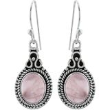 Zilveren oorhangers, ovale rozenkwarts steen met bewerkte rand en sierlijke krul