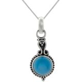 Zilveren ketting, blauwe ronde chalcedoon steen met details