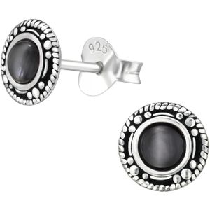 Zilveren oorstekers, onyx gezet in brede versierde cirkel