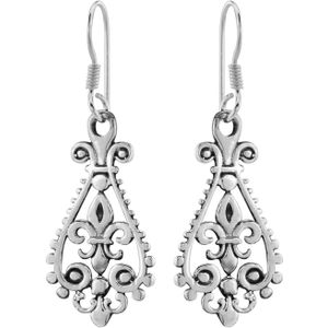 Zilveren oorhangers, opengewerkt met sierlijke details en fleur de lis