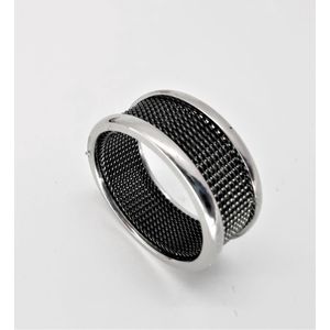 Edelstaal brede ring met zwart gaas in midden, beide zijkant iets hoog zilverkleur, door zwart in combinatie met zilver rand maakt deze ring een chique uitstraling. Maat 20.