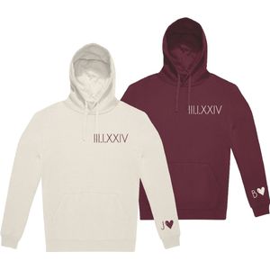 Hoodie Set van 2 – Off-White & Burgundy – Met Initialen & Datum in Romeinse Cijfers – Unisex – Maat XL - Livingstickers