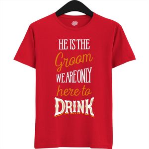 He Is The Groom | Vrijgezellenfeest Cadeau Man - Groom To Be Bachelor Party - Grappig Bruiloft En Bruidegom Bier Shirt - T-Shirt - Unisex - Rood - Maat 3XL