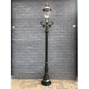 Buitenlamp, lantaarn met keramische fitting en glas, gegoten aluminium paal, groen, met koperen ronde kap, hoog 240 cm.