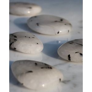 Unique Gemstones - Stilbiet met Toermalijn handsteen - Trommelstenen en Handstenen - Edelstenen en Mineralen - Kristallen - Spiritualiteit