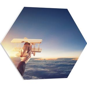 PVC Schuimplaat Hexagon - Zweefvliegtuig in Hand boven de Wolken bij de Felle Zon - 60x52.2 cm Foto op Hexagon (Met Ophangsysteem)