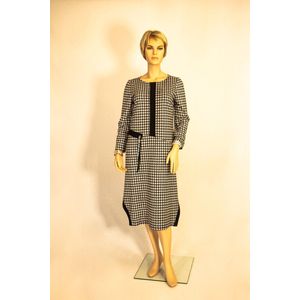 Zwart-wit geruite jurk geaccentueerd door zwarte decoratieve details L/40