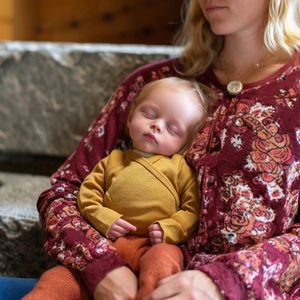 Baby wollen overslagtrui – Merinowol - Harvest Gold 74