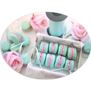 PVC Schuimplaat Ovaal - Blauwe Macarons Gevuld met Roze Vulling - 96x72 cm Foto op Ovaal (Met Ophangsysteem)