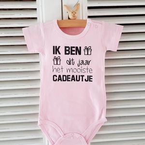 Baby Rompertje cadeautje zwangerschap aankondiging tekst | ik ben dit jaar het mooiste cadeautje | korte mouw | roze | maat 62/68 | geboorte kraamcadeau cadeau  cadeau eerste Moederdag liefste mama Vaderdag papa