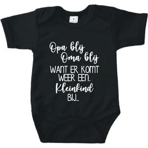 Baby romper met tekst zwangerschap aankondiging | Opa blij Oma blij want er komt weer een kleinkind bij… | Zwart | korte mouw | maat 56 cadeautje zwangerschap aankondiging bekendmaking |Cadeautje 100% katoen.