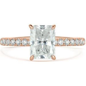 Astra - 14k Roségouden Radiant Moissanite Ring met Pavé Zijstenen & Hidden Halo - 2.7 karaat