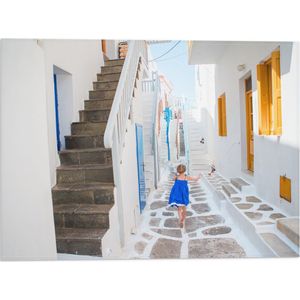 Vlag - Meisje in Blauwe Jurk door de Straten van Santorini, Griekenland - 40x30 cm Foto op Polyester Vlag
