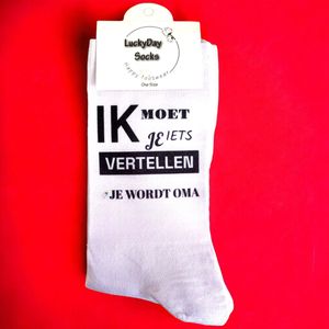 Je wordt OMA - Verrassing - Feest - Zwanger - Baby op komst - Sokken met tekst - Witte sokken - Cadeau voor vrouw en man - Zwangerschaps Kado - Sokken - LuckyDay Socks - Maat 37-44