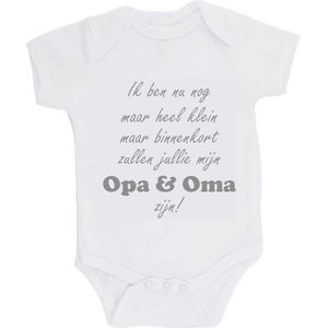 100% katoenen Romper ""Ik ben nu nog maar heel klein maar binnenkort zal jij mijn opa & oma zijn!"" Unisex Katoen Wit/grijs Maat 56/62