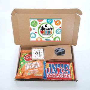 Nieuwe woning cadeau - brievenbus cadeau - Nieuwe woning gefeliciteerd - Tony Chocolonely melk- Duyvis borrelnootjes - Klusdrop - Cadeau