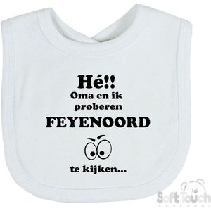 Soft Touch Slabbetje ""Hé!! Oma en ik proberen FEYENOORD te kijken.."" Unisex Katoen Wit/zwart Afmeting 33 x 22 Cm