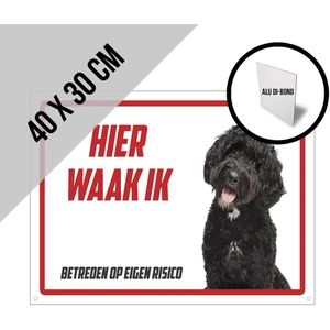 Waakbord/ bord alu di-bond XL | ""Hier waak ik"" | 40 x 30 cm | Labradoodle zwart | Poedel | Roestvrij paneel | Waakhond | Hond | Betreden op eigen risico | Dikte: 3 mm | Aluminium | Metaal | Met hechtingsgaten | 1 stuk