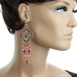 Behave Vintage oorbellen met ronde bloem hanger, rode en roze steentjes en kraaltjes