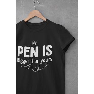 Shirt - My pen is bigger then yours - Wurban Wear | Grappig shirt | Leuk cadeau | Unisex tshirt | Meme shirt | Vaderdag | Dirty shirt | Zwart