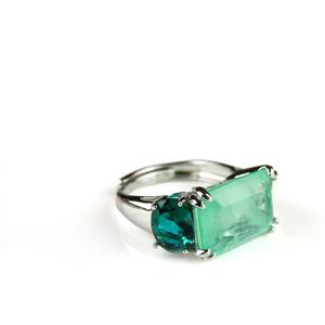 Zilveren ring met groene stenen