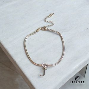 Leerella | J | Stijlvolle Letter Armband van Hoogwaardig RVS in Zilverkleur met Initialen – Perfect voor Dames en Heren | Luxe Accessoire met Persoonlijke Touch Moederdag, Valentijnsdag en Verjaardag Cadeau 16+5cm