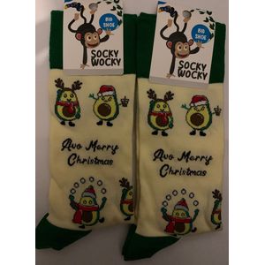 AVO MERRY CHRISTMAS / AVOCADO KERST - SOKKEN - 2 Pack - Grappige Sokken voor Mannen & Vrouwen - One Size (41-46) Sokken met Tekst - Humorvolle Huissokken - Geschenk voor Heren, Dames, Vader, Moeder, Vriendin, Zus, Oma - Cadeau SOCKY WOCKY