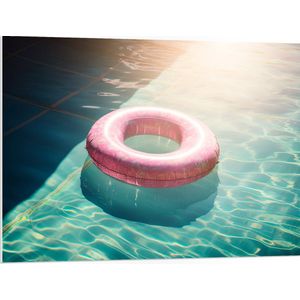 PVC Schuimplaat- Roze Zwemband Dobberend in Zwembad op Zomerse Dag - 100x75 cm Foto op PVC Schuimplaat