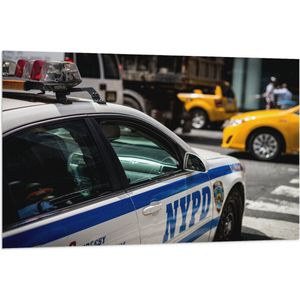 Vlag - Politie Auto rijdend door New York - 120x80 cm Foto op Polyester Vlag