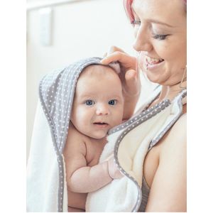 Cuddledry-hands-free-baby-bad-handdoek-wit-grijze-hoodie