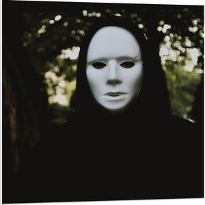 Forex - Wit Masker in het Bos - 80x80cm Foto op Forex