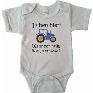 Witte romper met ""Ik ben hier! Wanneer krijg ik mijn tractor?"" - maat 56 - rood, cadeautje, kraamcadeau, grappig, geschenk, baby, tekst, tractoren, boer, boeren, boerin