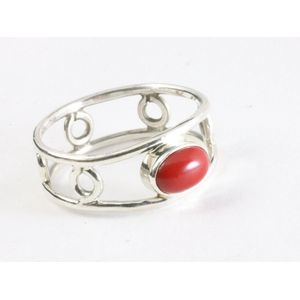 Fijne opengewerkte zilveren ring met rode koraal steen - maat 17