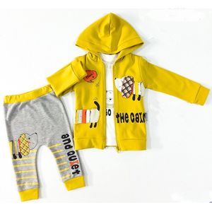Baby kledingset 3 delig Joggingpak Bestaat uit vest met capuchon, jogging shirt en joggingbroek. 100% katoen