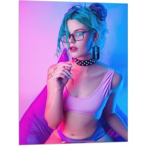 Vlag - Vrouw in Bikini bij Paars met Blauw Licht - 60x80 cm Foto op Polyester Vlag