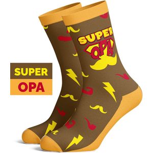 Silly Soles - Grappige Sokken SUPER OPA - Super Grandpa - Leuke One Size Huissokken met Tekst - Grappige Cadeaus Heren - Originele Happy Gekke Superman Socks - Verjaardag Cadeau Mannen, Opa - Pensioen Cadeau - Sinterklaas Cadeautjes Man