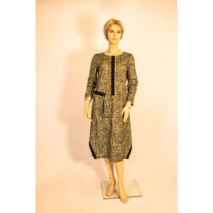 Groene jurk met print geaccentueerd door zwarte decoratieve details met een stukje kunstleer L/40