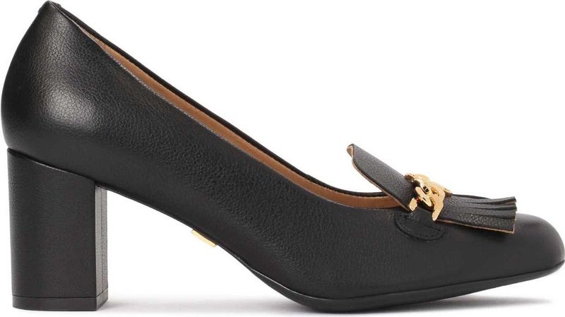 Elegante zwarte pumps op een blokhak versierd met ketting