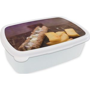 Broodtrommel Wit - Lunchbox - Brooddoos - Een frikandel met kleine patat op een houten snijplank - 18x12x6 cm - Volwassenen