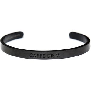 Key Moments 8KM BM0001 Stalen open bangle met tekst - Carpe diem - One-size - Zwart